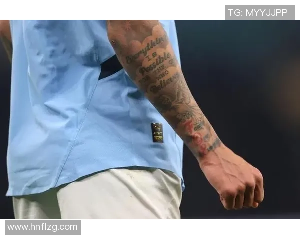 大腿纹身展现个性魅力足球明星男士的时尚选择与风格解析